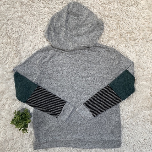 Magnolia Boutique Hooded Hacci Top ๐ Gray Black & Green - Picture 4 of 15